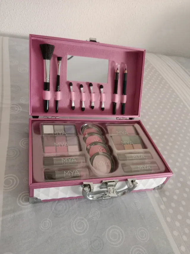 Maletín maquillaje NYACOSMEICS rosa y blanco