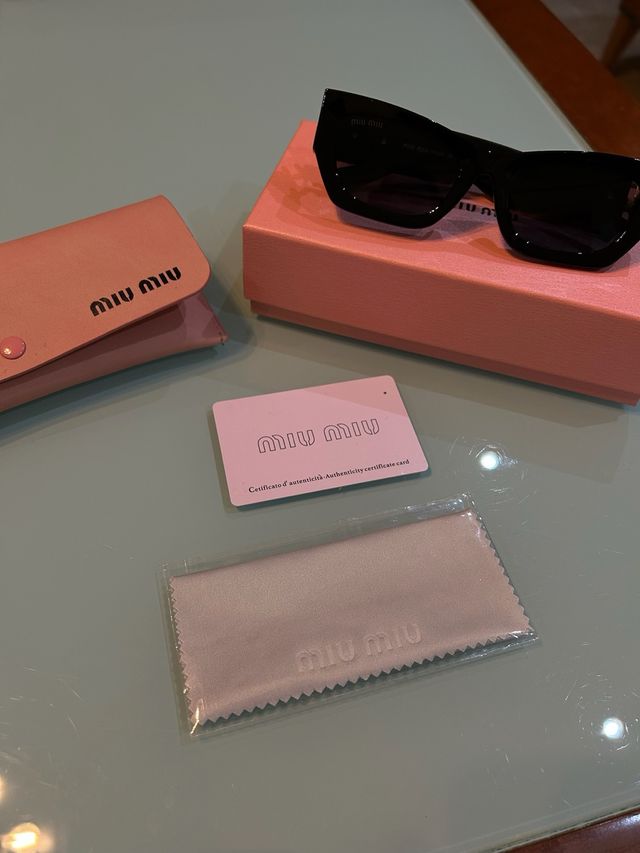 Gafas de sol Miu Miu negras