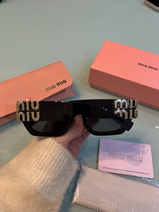 Gafas de sol Miu Miu negras
