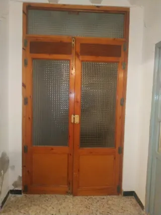 Puerta de zaguán de madera y cristal