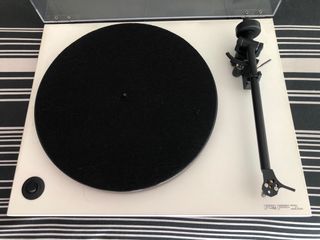 Tocadiscos Rega PR1 Blanco y Negro