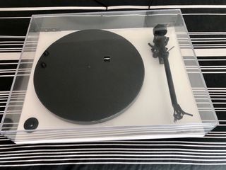 Tocadiscos Rega PR1 Blanco y Negro