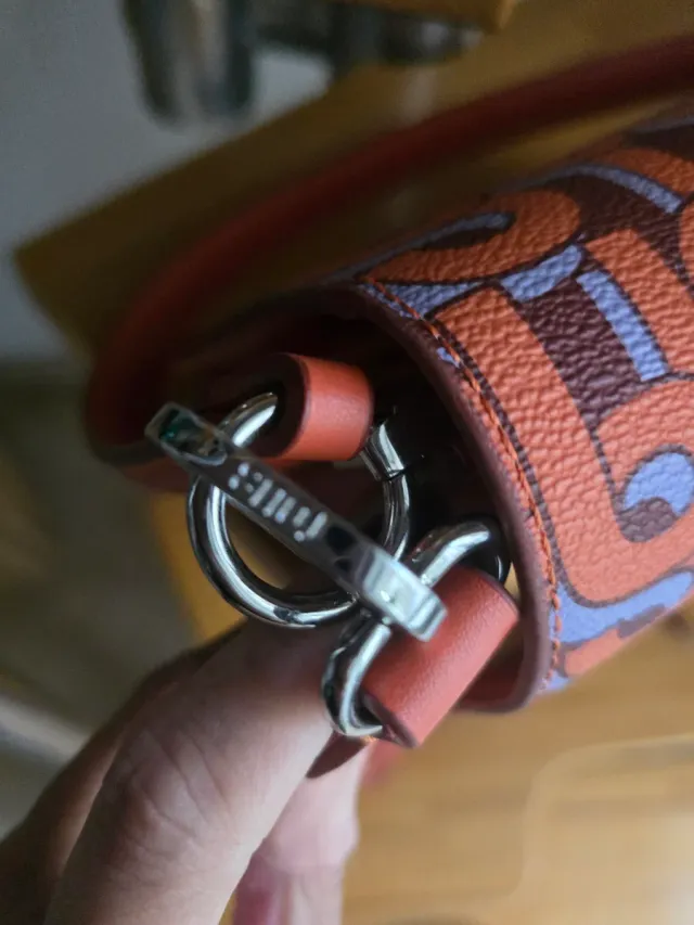 Bolso Tous estampado naranja y morado