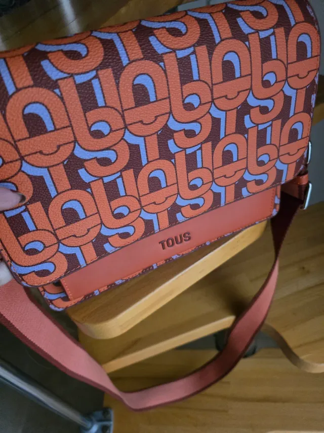 Bolso Tous estampado naranja y morado