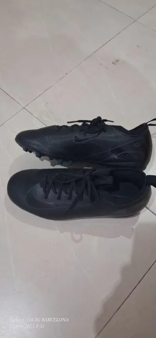 Zapatos de fútbol Nike negros