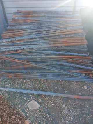 Postes para emparrar metálicos