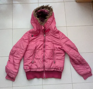 Chaqueta rosa con capucha y pelo