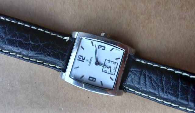 Reloj Festina Cuadrado Negro y Plateado