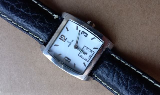 Reloj Festina Cuadrado Negro y Plateado