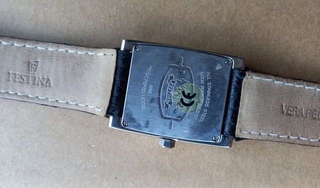 Reloj Festina Cuadrado Negro y Plateado