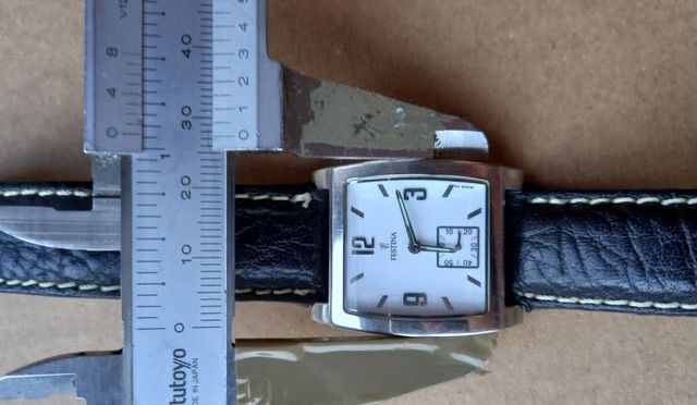 Reloj Festina Cuadrado Negro y Plateado