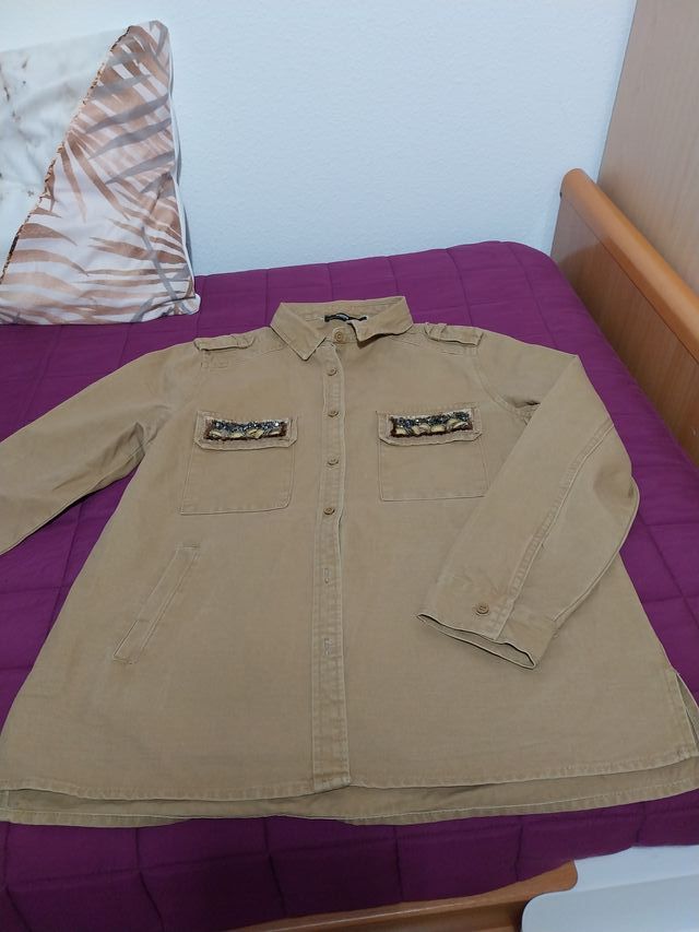 Sobrecamisa beige mujer. Fotos con medidas