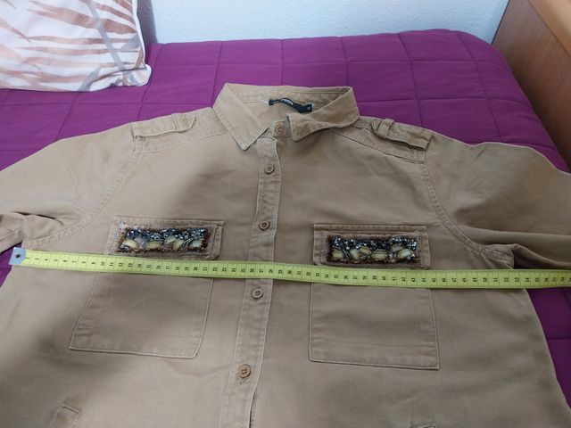 Sobrecamisa beige mujer. Fotos con medidas