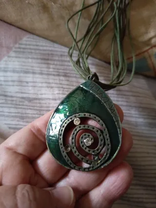 Colgante lágrima verde con espiral