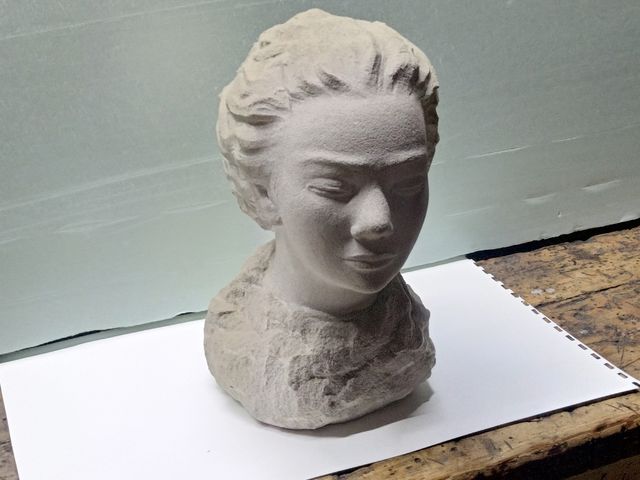 Busto di pietra scolpito a mano