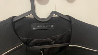 Abrigo negro cremallera Zara