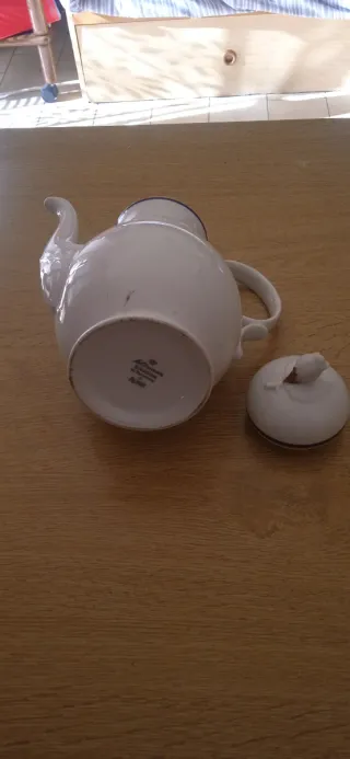 Teiera in ceramica bianca con coperchio