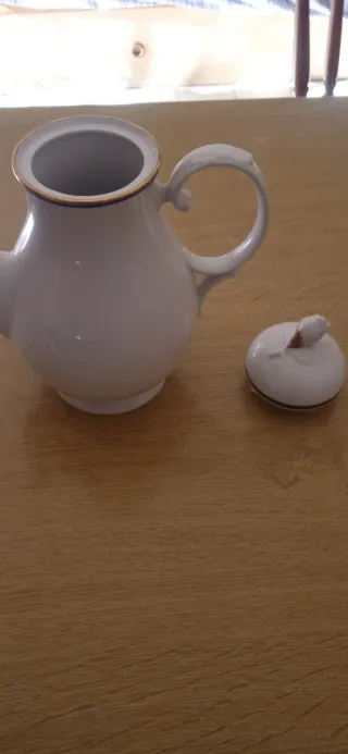 Teiera in ceramica bianca con coperchio