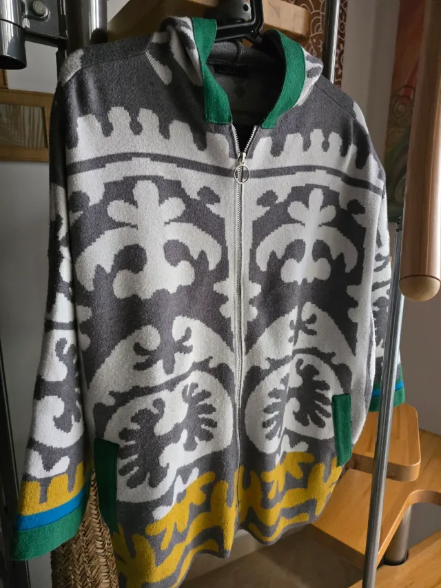 Chaqueta Parfois con capucha y bolsillos