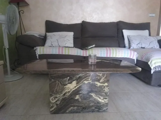 Mesa de mármol negra y blanca de salón