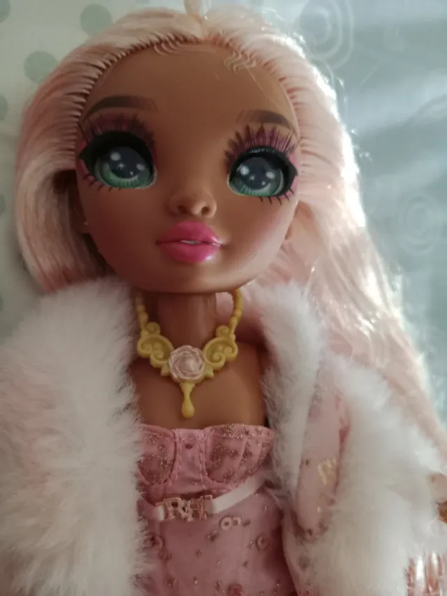 Muñeca Rainbow de moda rosa con vestido de lenteju