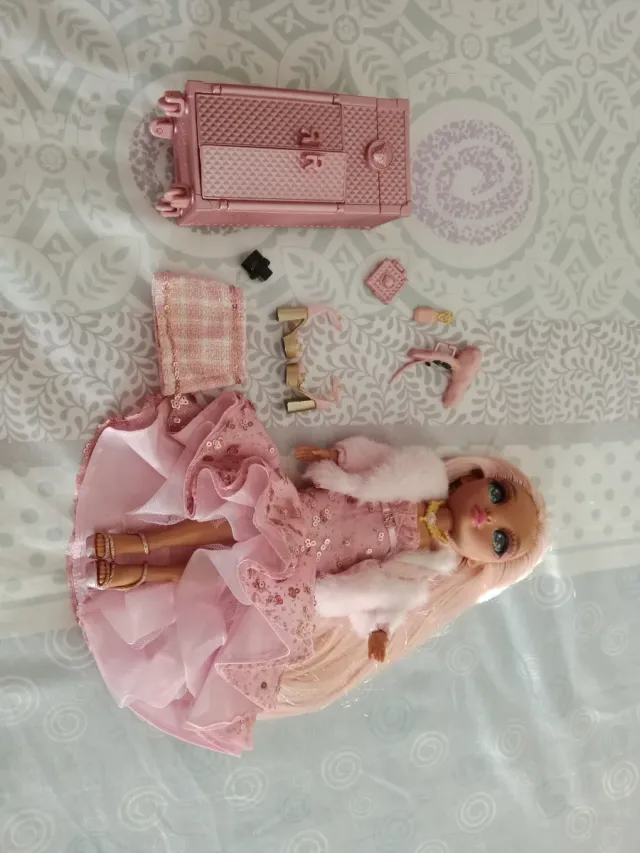 Muñeca Rainbow de moda rosa con vestido de lenteju