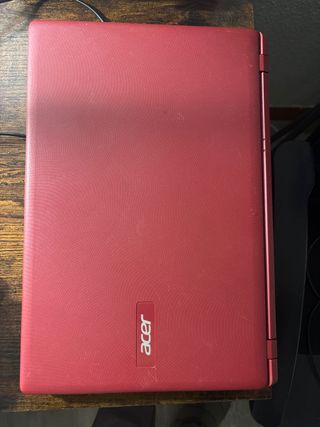 Ordenador portátil Acer rojo