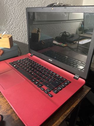 Ordenador portátil Acer rojo