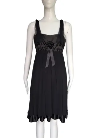 Vestido negro de cóctel.