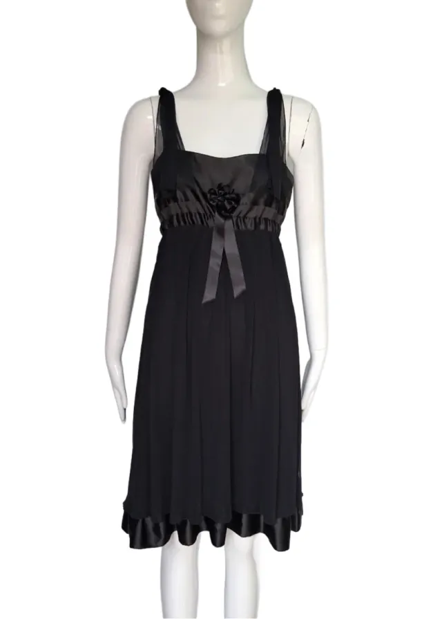 Vestido negro de cóctel.