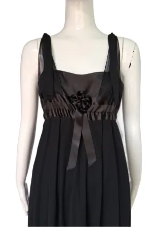 Vestido negro de cóctel.