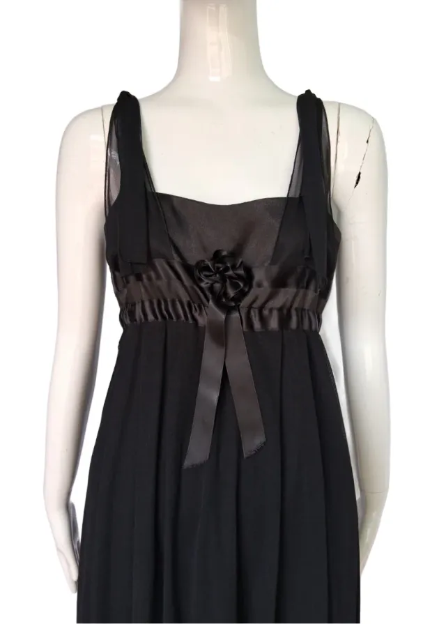 Vestido negro de cóctel.