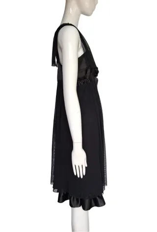 Vestido negro de cóctel.