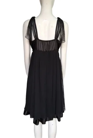 Vestido negro de cóctel.