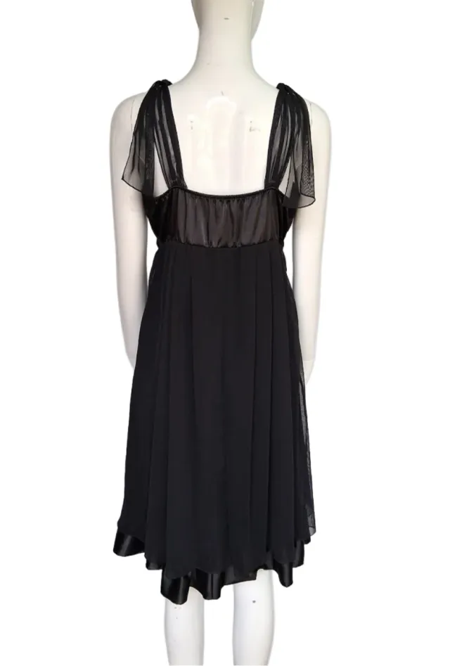 Vestido negro de cóctel.