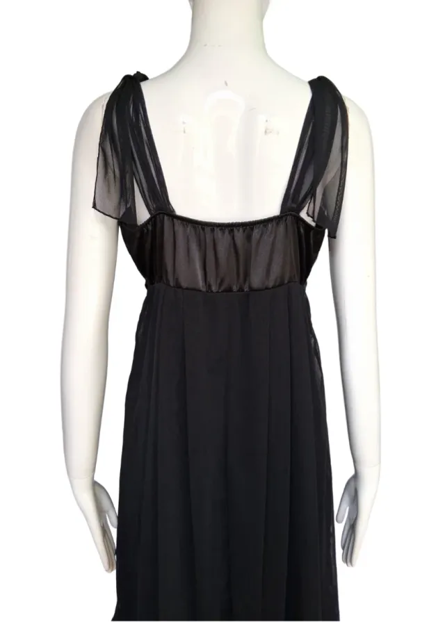 Vestido negro de cóctel.