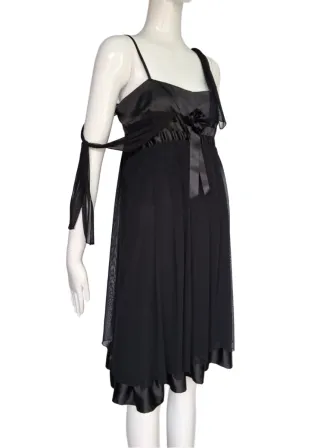Vestido negro de cóctel.