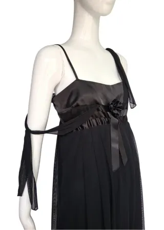 Vestido negro de cóctel.