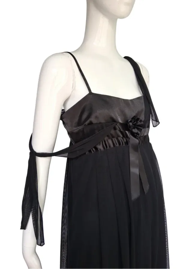 Vestido negro de cóctel.