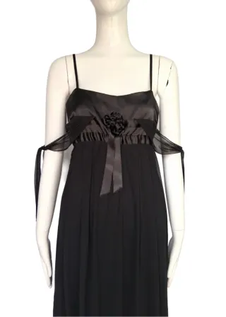 Vestido negro de cóctel.
