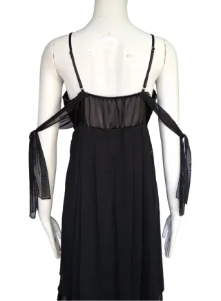 Vestido negro de cóctel.