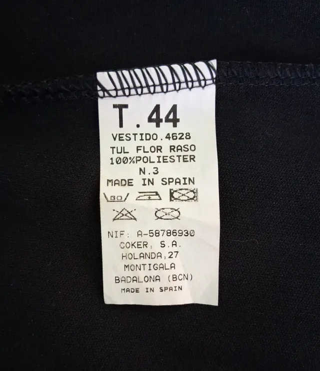 Vestido negro de cóctel.