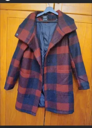 Sobretudo com Capuz Xadrez Vermelho e Preto