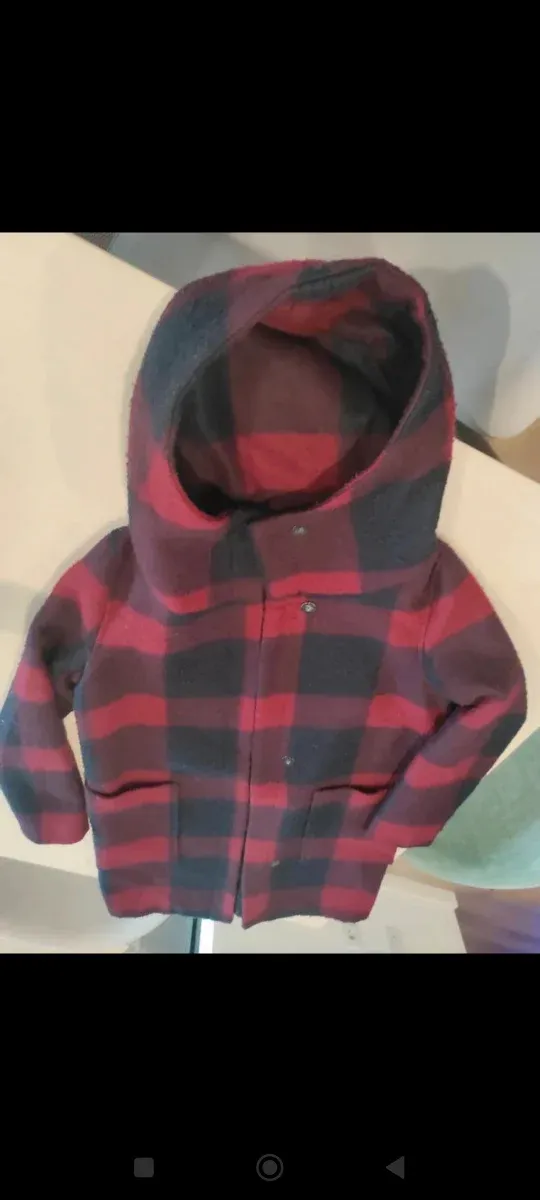 Sobretudo com Capuz Xadrez Vermelho e Preto