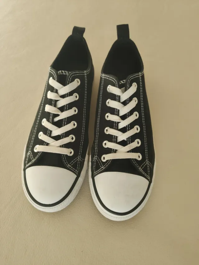 Zapatillas lona negra cordones puntera blanca tall