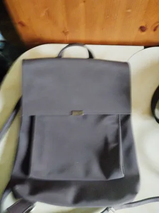 Dos mochilas: marrón y negra Zara y chicoree