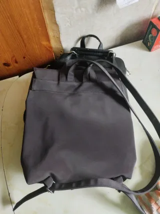 Dos mochilas: marrón y negra Zara y chicoree