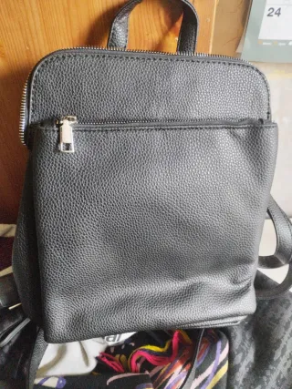 Dos mochilas: marrón y negra Zara y chicoree