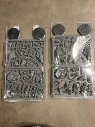 4 Warhammer 40k Figuras marines y tiranidos