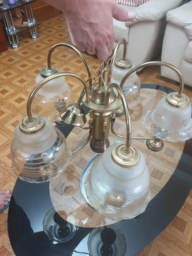 Lámpara de techo dorada y cristal